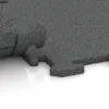 Großaufnahme vom Verbindungssystem von WARCO-Boden 3914 - Hundgolvplatta im Farbdesign Skiffergrå. Abmessungen 500 x 500 x 18 mm.