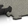 Großaufnahme vom Verbindungssystem von WARCO-Boden 3941 - Hundsportgolv HD im Farbdesign Ljus Granit. Abmessungen 1000 x 1000 x 18 mm.