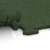 Großaufnahme vom Verbindungssystem von WARCO-Boden 3961 - Hundsportgolv HD im Farbdesign Gräsgrön. Abmessungen 1000 x 1000 x 18 mm.