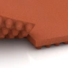 Großaufnahme vom Verbindungssystem von WARCO-Boden 3644 - Lyxig stallmatta im Farbdesign Tegelröd. Abmessungen 100 × 50 × 5,5 cm.