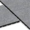 Großaufnahme vom Verbindungssystem von WARCO-Boden 5476 - Fallskyddsmatta 3 cm - EN 1177 ≤ 100 cm im Farbdesign Grå Melange. Abmessungen 500 x 500 x 30 mm.
