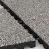 Großaufnahme vom Verbindungssystem von WARCO-Boden 4475 - Fallskyddsplatta för lekplats im Farbdesign Grå Melange. Abmessungen 500 x 500 x 45 mm.