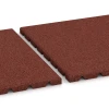 Großaufnahme vom Verbindungssystem von WARCO-Boden 0533 - Golvplattor för balkong im Farbdesign Tegelröd. Abmessungen 50 × 50 × 2,5 cm.