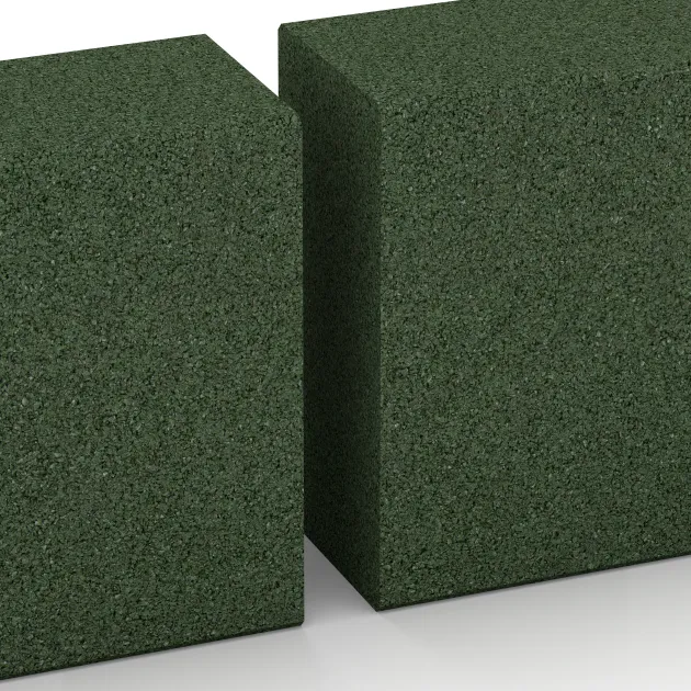 Großaufnahme vom Verbindungssystem von WARCO-Boden 2600 - Gummi-Bordstein (Blockstufe) im Farbdesign Gräsgrön. Abmessungen 1000 x 300 x 150 mm.