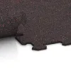 Großaufnahme vom Verbindungssystem von WARCO-Boden 1033 - Trappflisa im Farbdesign Lätt Röd Sprøjtet. Abmessungen 970 x 970 x 8 mm | 0,94 m.