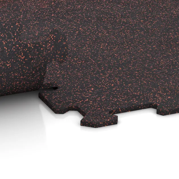 Großaufnahme vom Verbindungssystem von WARCO-Boden 1033 - Trappflisa im Farbdesign Lätt Röd Sprøjtet. Abmessungen 970 x 970 x 8 mm | 0,94 m.