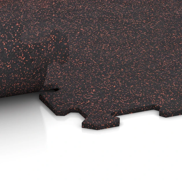 Großaufnahme vom Verbindungssystem von WARCO-Boden 1049 - Fitnessgolv Kompakt im Farbdesign Lätt Röd Sprøjtet. Abmessungen 970 x 970 x 8 mm | 0,94 m.