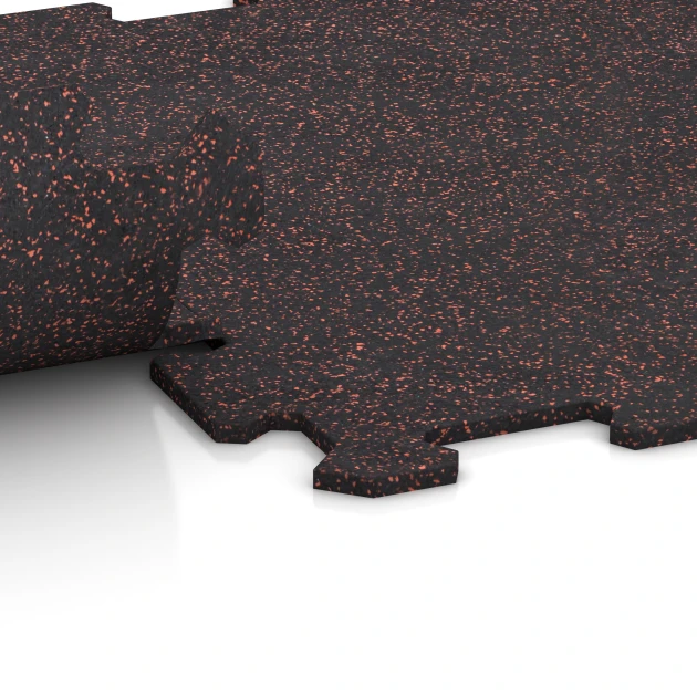 Großaufnahme vom Verbindungssystem von WARCO-Boden 0912 - Fitnessgolv Kompakt im Farbdesign Lätt Röd Sprøjtet. Abmessungen 485 x 485 x 8 mm | 0,235 m².