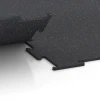 Großaufnahme vom Verbindungssystem von WARCO-Boden 6450 - Fitnessgolv Kompakt im Farbdesign Lätt Röd Sprøjtet. Abmessungen 100 × 100 × 0,8 cm.