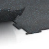 Großaufnahme vom Verbindungssystem von WARCO-Boden 6451 - Fitnessgolv Kompakt im Farbdesign Lätt Blå Sprakling. Abmessungen 100 × 100 × 0,8 cm.