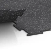 Großaufnahme vom Verbindungssystem von WARCO-Boden 6452 - Fitnessgolv Kompakt im Farbdesign Lätt Grå Spräcklig. Abmessungen 100 × 100 × 0,8 cm.
