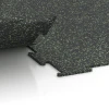 Großaufnahme vom Verbindungssystem von WARCO-Boden 6453 - Fitnessgolv Kompakt im Farbdesign Lätt Grön Fläckig. Abmessungen 100 × 100 × 0,8 cm.