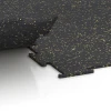 Großaufnahme vom Verbindungssystem von WARCO-Boden 6454 - Fitnessgolv Kompakt im Farbdesign Lätt Gul Prickig. Abmessungen 100 × 100 × 0,8 cm.