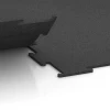 Großaufnahme vom Verbindungssystem von WARCO-Boden 6455 - Fitnessgolv Kompakt im Farbdesign Antracit. Abmessungen 50 × 50 × 0,8 cm.