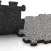 Großaufnahme vom Verbindungssystem von WARCO-Boden 4452 - Gummiklickplatta im Farbdesign Grå Melange. Abmessungen 306 x 306 x 20 mm.