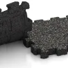Großaufnahme vom Verbindungssystem von WARCO-Boden 4267 - Gummiklickplatta im Farbdesign Mörkgrå Granit. Abmessungen 306 x 306 x 30 mm.