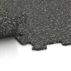 Großaufnahme vom Verbindungssystem von WARCO-Boden 1019 - Fitnessgolv Kompakt im Farbdesign Mörkgrå Granit. Abmessungen 970 x 970 x 8 mm | 0,94 m.