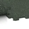 Großaufnahme vom Verbindungssystem von WARCO-Boden 1022 - Fitnessgolv Kompakt im Farbdesign Engelsk Gräsmatta. Abmessungen 970 x 970 x 8 mm | 0,94 m.