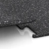 Großaufnahme vom Verbindungssystem von WARCO-Boden 3777 - Fitness Performance Elite Träningsgolv im Farbdesign Lätt Grå Spräcklig. Abmessungen 100 x 100 x 1,5 cm | 1,00 m².