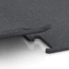 Großaufnahme vom Verbindungssystem von WARCO-Boden 3769 - Fitness Performance Elite Träningsgolv im Farbdesign Lätt Röd Sprøjtet. Abmessungen 50 x 50 x 1,5 cm | 0,25 m².