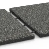 Großaufnahme vom Verbindungssystem von WARCO-Boden 6354 - Terrassplatta Classic im Farbdesign Mörkgrå granit. Abmessungen 50 x 50 x 3 cm.