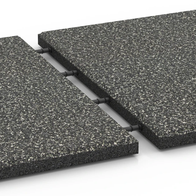 Großaufnahme vom Verbindungssystem von WARCO-Boden 6354 - Terrassplatta Classic im Farbdesign Mörkgrå granit. Abmessungen 50 x 50 x 3 cm.