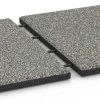 Großaufnahme vom Verbindungssystem von WARCO-Boden 6414 - Fallskyddsplatta – 90 cm im Farbdesign Grå granit. Abmessungen 50 x 50 x 3 cm | 0,25 m².