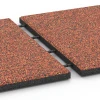 Großaufnahme vom Verbindungssystem von WARCO-Boden 6417 - Fallskyddsplatta – 90 cm im Farbdesign Etna. Abmessungen 50 x 50 x 3 cm | 0,25 m².
