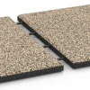 Großaufnahme vom Verbindungssystem von WARCO-Boden 6419 - Fallskyddsplatta – 90 cm im Farbdesign Travertin. Abmessungen 50 x 50 x 3 cm | 0,25 m².