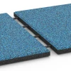 Großaufnahme vom Verbindungssystem von WARCO-Boden 6420 - Fallskyddsplatta EPDM – 90 cm im Farbdesign Atlanten. Abmessungen 50 x 50 x 3 cm | 0,25 m².