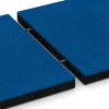 Großaufnahme vom Verbindungssystem von WARCO-Boden 6262 - Fallskyddsplatta – 150 cm im Farbdesign Himmelsblå. Abmessungen 50 x 50 x 4,5 cm.