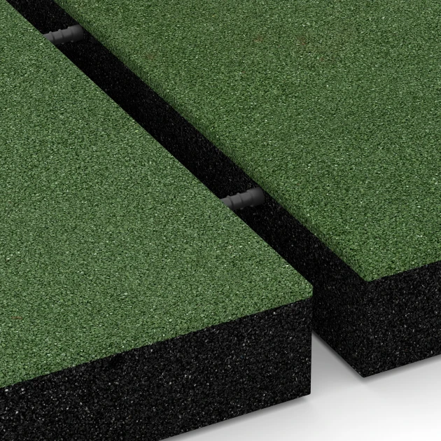 Großaufnahme vom Verbindungssystem von WARCO-Boden 6273 - Fallskyddsplatta – 230 cm im Farbdesign Gräsgrön. Abmessungen 50 x 50 x 8 cm.