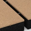 Großaufnahme vom Verbindungssystem von WARCO-Boden 6231 - Fallskyddsplattor im Farbdesign Sandbeige. Abmessungen 50 x 50 x 11 cm.