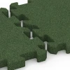 Großaufnahme vom Verbindungssystem von WARCO-Boden 6982 - Bollplanplatta im Farbdesign Gräsgrön. Abmessungen 50 x 50 x 4 cm | 0,25 m².
