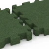Großaufnahme vom Verbindungssystem von WARCO-Boden 6407 - Fallskyddsplatta – 220 cm im Farbdesign Gräsgrön. Abmessungen 50 x 50 x 6 cm | 0,25 m².