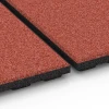 Großaufnahme vom Verbindungssystem von WARCO-Boden 6384 - Stallmatta Komfort im Farbdesign Tegelröd. Abmessungen 100 x 100 x 4 cm | 1,00 m².
