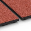 Großaufnahme vom Verbindungssystem von WARCO-Boden 6388 - Stallmatta Premium im Farbdesign Tegelröd. Abmessungen 100 x 100 x 4,5 cm | 1,00 m².