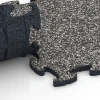 Großaufnahme vom Verbindungssystem von WARCO-Boden 6778 - Träningsmatta gummi im Farbdesign Mörkgrå granit. Abmessungen 44,6 x 44,6 x 1,8 cm.