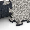 Großaufnahme vom Verbindungssystem von WARCO-Boden 6761 - Poolkantplattor im Farbdesign Grå granit. Abmessungen 44,6 x 44,6 x 1,8 cm.