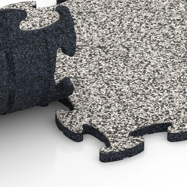Großaufnahme vom Verbindungssystem von WARCO-Boden 6761 - Poolkantplattor im Farbdesign Grå granit. Abmessungen 44,6 x 44,6 x 1,8 cm.