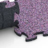Großaufnahme vom Verbindungssystem von WARCO-Boden 6756 - Lekmatta i gummiplattor im Farbdesign Lavendel. Abmessungen 44,6 x 44,6 x 1,8 cm.