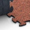 Großaufnahme vom Verbindungssystem von WARCO-Boden 6800 - Agilitygolv hundsport im Farbdesign Etna. Abmessungen 44,6 x 44,6 x 1,8 cm.