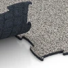 Großaufnahme vom Verbindungssystem von WARCO-Boden 6806 - Agilitygolv hundsport im Farbdesign Grå granit. Abmessungen 97,1 x 97,1 × 1,8 cm.