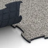 Großaufnahme vom Verbindungssystem von WARCO-Boden 6869 - Fitness Max gymgolv im Farbdesign Grå granit. Abmessungen 97,1 x 97,1 × 1,8 cm.