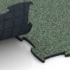 Großaufnahme vom Verbindungssystem von WARCO-Boden 6906 - Hundsportgolv inomhus im Farbdesign Engelskt gräs. Abmessungen 97,1 x 97,1 × 1,8 cm.