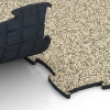Großaufnahme vom Verbindungssystem von WARCO-Boden 6928 - Mässgolv klickplatta im Farbdesign Travertin. Abmessungen 97,1 x 97,1 × 1,8 cm.
