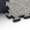 Großaufnahme vom Verbindungssystem von WARCO-Boden 6932 - Fallskyddsplatta pussel im Farbdesign Grå granit. Abmessungen 44,6 x 44,6 × 2,8 cm.