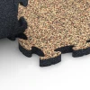 Großaufnahme vom Verbindungssystem von WARCO-Boden 6934 - Fallskyddsplatta pussel im Farbdesign Terrakotta. Abmessungen 44,6 x 44,6 × 2,8 cm.