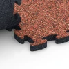 Großaufnahme vom Verbindungssystem von WARCO-Boden 6935 - Fallskyddsplatta pussel im Farbdesign Etna. Abmessungen 44,6 x 44,6 × 2,8 cm.