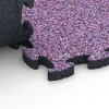 Großaufnahme vom Verbindungssystem von WARCO-Boden 6936 - Fallskyddsplatta pussel im Farbdesign Lavendel. Abmessungen 44,6 x 44,6 × 2,8 cm.
